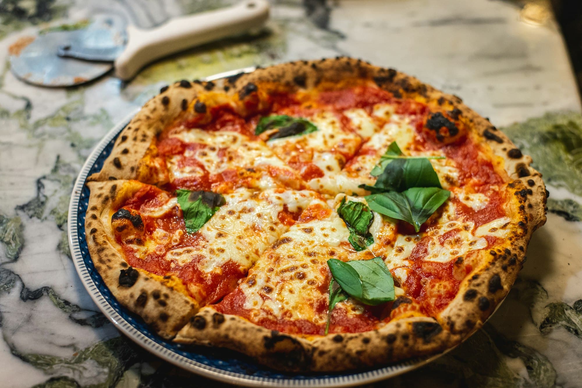 Frisch gebackene neapolitanische Pizza